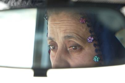 Direksiyon başında bir kadın: 15 yıldır servis şoförlüğü yapıyor