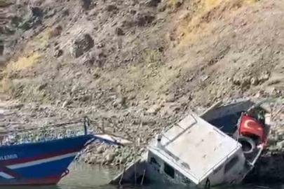 Elazığ’da fırtınaya dayanamayan tekne suya gömüldü