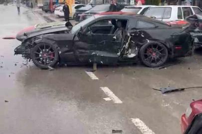 Elazığ’da otomobil park halindeki 4 araca çarptı