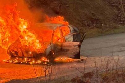 Elazığ’da yanan otomobil küle döndü
