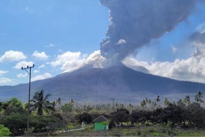 Endonezya genelinde birçok volkanın aktivitesinde artış gözlemleniyor.