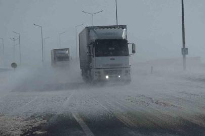 Güzeldere Geçidi’nde tipi trafiği olumsuz etkiliyor