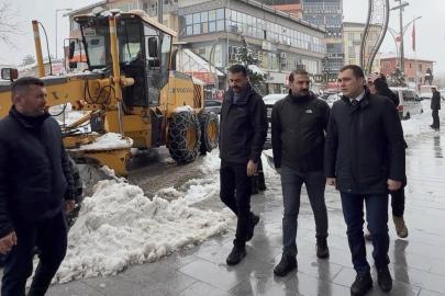Hakkari’de karla mücadele çalışmaları aralıksız sürüyor