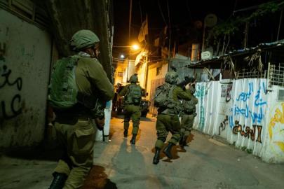 İşgalciler Batı Şeria'da camilere saldırdı, çok sayıda Filistinli esir alındı