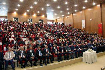 İstiklal Marşı'nın kabulünün 105'inci yılında Mehmet Akif Ersoy Diyarbakır'da anıldı