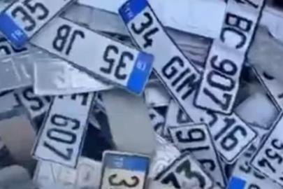 İzmir’de çöpe atılan APP plakalar dikkat çekti