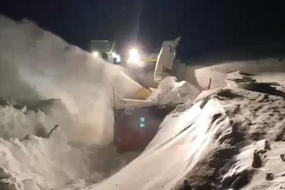 Kar kaplanları Arpaçay’da gece gündüz çalışıyor