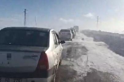 Kars-Göle yolunda onlarca araç mahsur kaldı