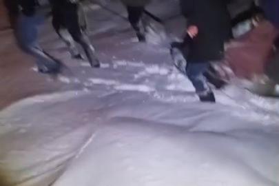 Kars’ta 85 yaşındaki hasta leğenle taşınarak ambulansa ulaştırıldı