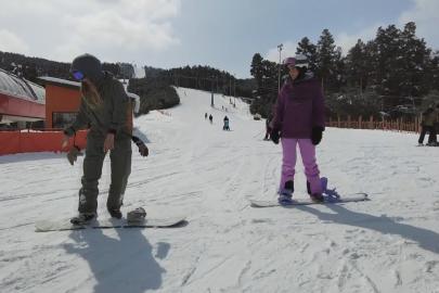 Kars’ta bahar ortasında kayak keyfi: Çam ormanları arasındaki kayak merkezi havadan görüntülendi