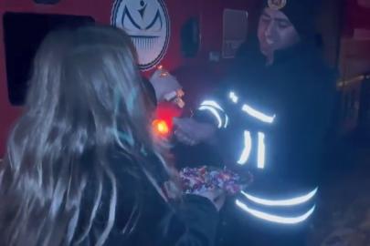 Kars’ta ilginç olay: Anahtar kapının üzerinde unutuldu, İtfaiye camdan girip kapıyı açtı