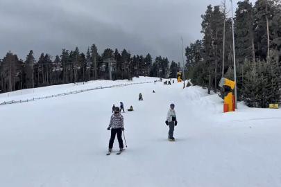 Kars’ta kayak merkezinde bayram yoğunluğu