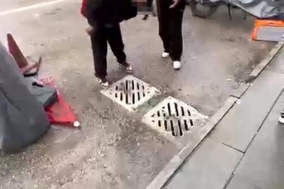 Kız öğrenci, tartıştığı akranını yere yatırıp ayağıyla yüzüne bastı