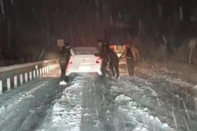 Mardin-Diyarbakır yolunda yoğun kar nedeniyle ulaşım aksadı