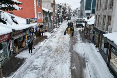 Sarıkamış’ta "beyaz mesai": 600 kamyon kar şehir dışına taşındı