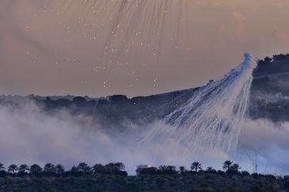 Siyoinst işgalciler Lübnan'da bir savaş suçu daha işledi: Sivil yerleşim yerine fosfor bombası kullandı