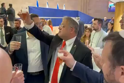 Siyonistler, Filistinlilere yönelik idam yasasını içki ve tatlıyla kutladı