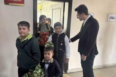 Susuz’da öğrencilerden kaymakama anlamlı ziyaret