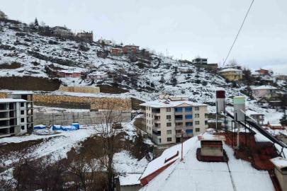 Tunceli’de mart sabahında kar sürprizi