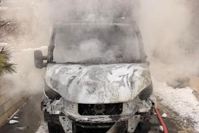 Van’da park halindeki kamyonet yandı