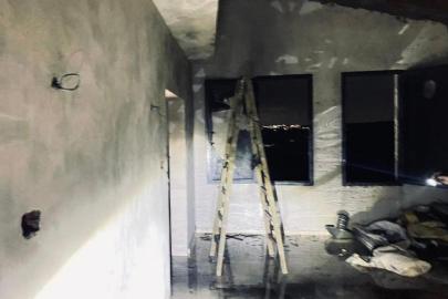 Yahudi çeteler Kalkilya'da Filistinlilere ait ziraî depoyu ateşe verdi