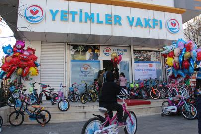 Yetimler Vakfı'ndan yetim çocuklara bisiklet ve oyuncak sürprizi