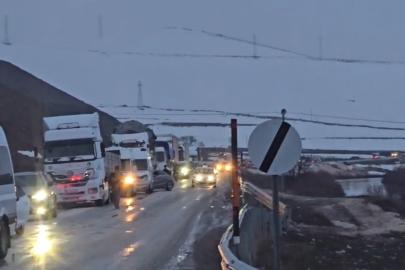 Yüksekova’da heyelan karayolunu yuttu, ilçenin çevre illerle ulaşımı kesildi