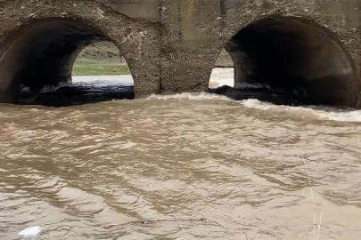Ağrı’da kar suyu dereleri coşturdu