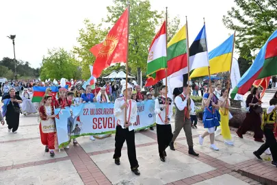 Antalya'da çocuklar Sevgi Korteji’nde buluştu