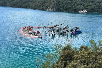 Batan teknenin çıkarılması için çalışma başlatıldı; yağ ve yakıt sızıntısına karşı bariyerli önlem