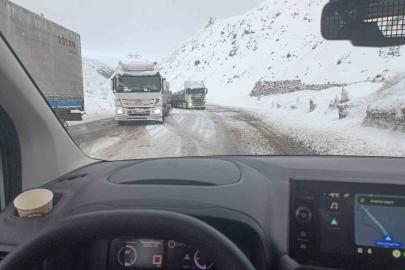 Bingöl-Erzurum kara yolunda kar etkisi: Uzun araç kuyrukları oluştu