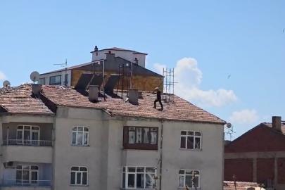 Çatıda tehlikeli çalışma, kameraya yansıdı