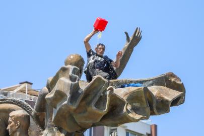 Çıktığı anıtta üzerine benzin döküp dans etti