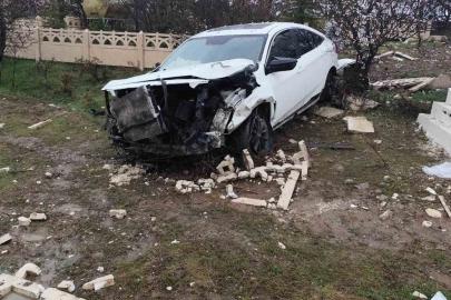 Elazığ’da otomobil mezarlığa girdi: 2 yaralı