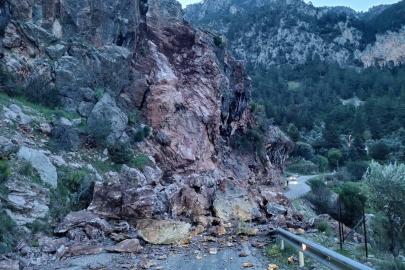 Fethiye'de yamaçtan düşen kaya parçaları yolu kapattı