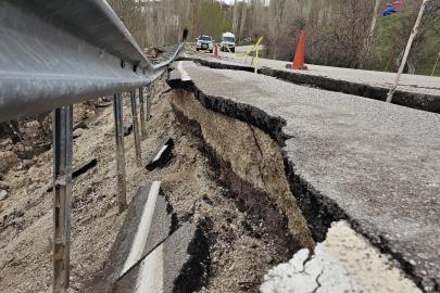 Hakkari-Yüksekova kara yolunda ’yarık’ tehlikesi