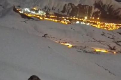 Hakkari’de masalsı şehir görüntüsü eşliğinde tilkilerin oyunu