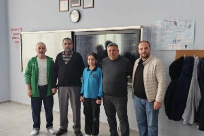 İzmir’de Siyer Yarışmasında dereceye giren öğrencilere okullarında ödül