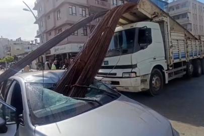 Kamyonun kasasından düşen inşaat demirleri, otomobilin tavanını deldi