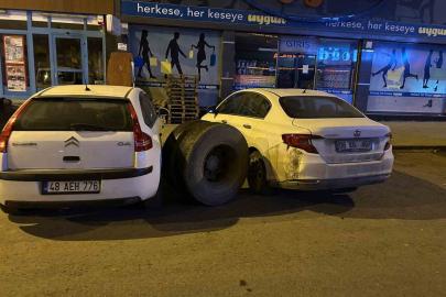 Kars’ta seyir halindeki kamyonun tekeri koptu: Park halindeki araçlar zarar gördü
