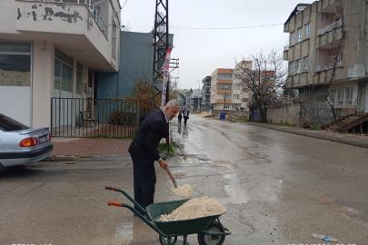 Mahalle muhtarından çukurlaşan yollara dikkat çeken çözüm