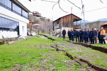 Mersin Valisi Atilla Toros heyelan bölgesinde incelemelerde bulundu
