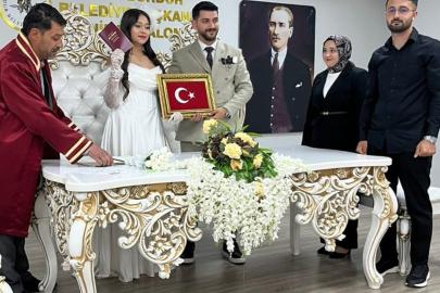 Muhtar nikahını kıydığı kızına Türk bayrağı hediye etti