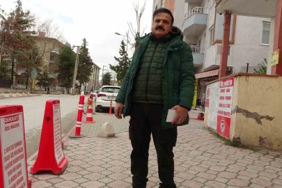 "Mülküm" diyerek kaldırımı dubalarla kapattı