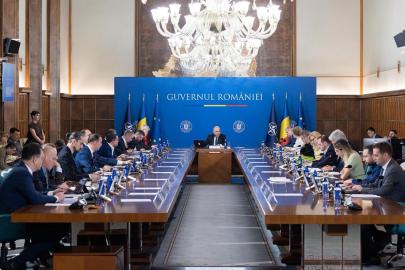 Romanya'da hükümet krizi: Bakanlar peş peşe istifa etti