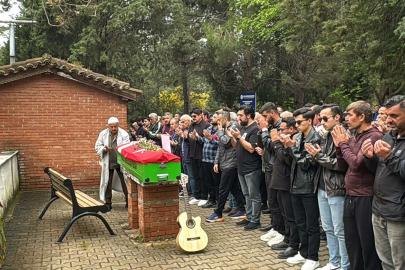 Şarkıcı Rıza Tamer, son yolculuğuna gitarıyla uğurlandı