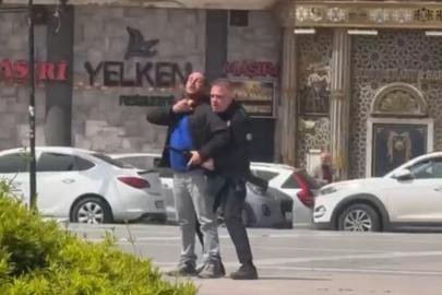 Sokak ortasında pompalı tüfekle gezen şahsa müdahale anı kameralara yansıdı