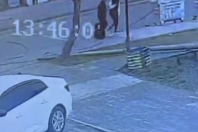 Tatvan’da faciadan dönüldü: Telefon direği az kalsın yoldan geçen 2 kişinin üzerine düşecekti