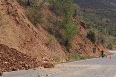 Tunceli’de yamaçtan kopan taş ve toprak kütlesi yola düştü