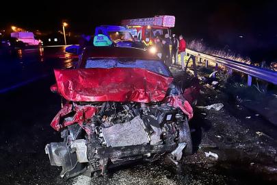 Van’da otomobil ile çekici kamyonet çarpıştı: 3 aralı